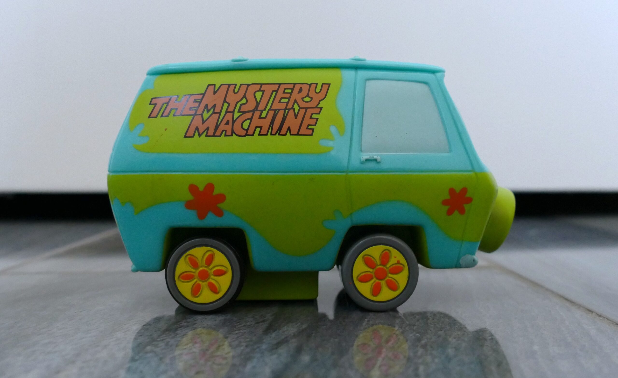 Vintage Scooby-Doo Mystery Machine Lunch Box Tin w/Mystery Machine Toy Included - Image 9
