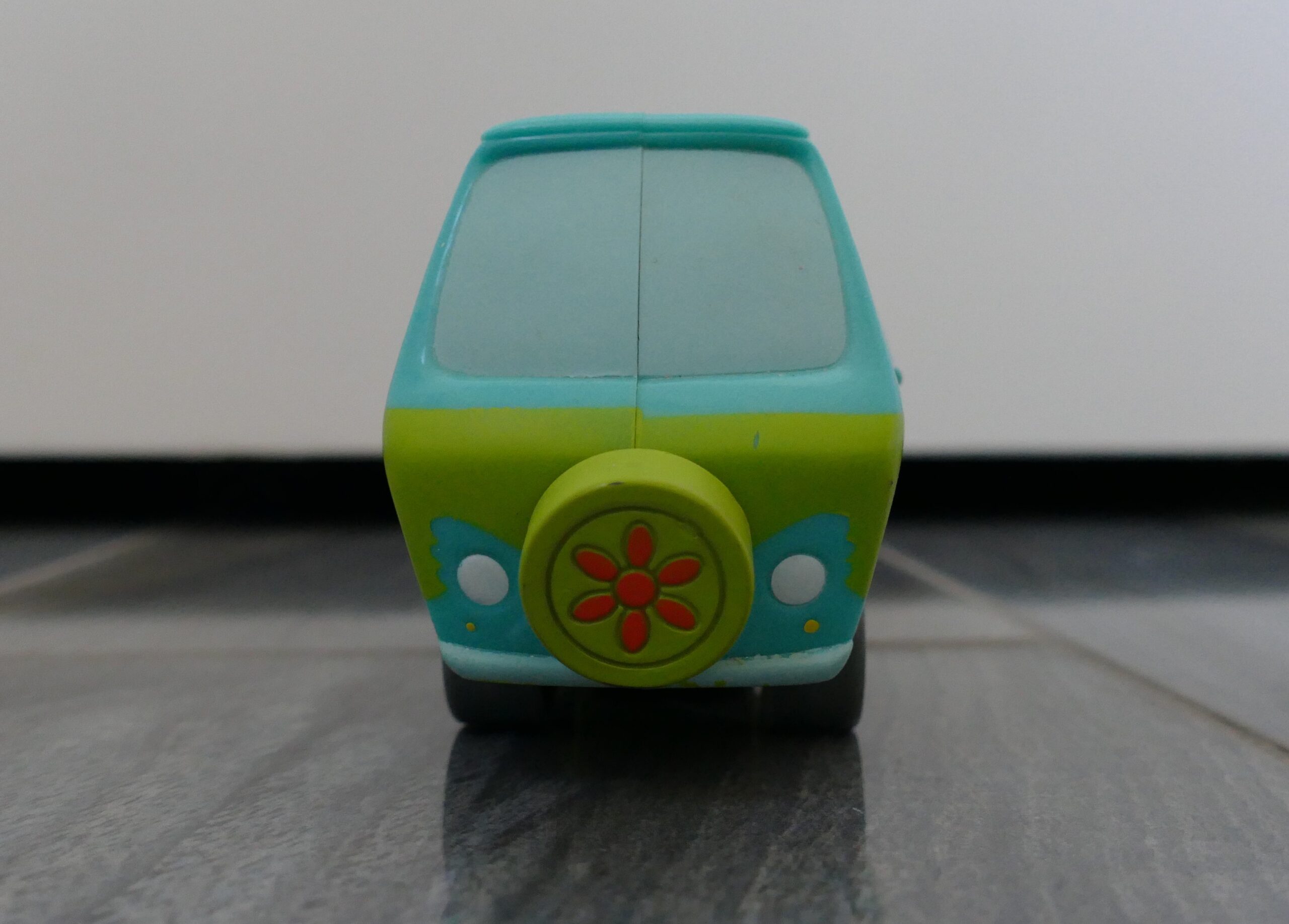 Vintage Scooby-Doo Mystery Machine Lunch Box Tin w/Mystery Machine Toy Included - Image 10